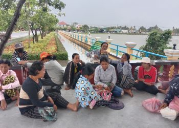 ពលរដ្ឋ​រងគ្រោះ​ដីធ្លី​ជា​មួយ​ក្រុមហ៊ុន​ស្ករ​អំពៅ​អង្គរ​ស៊ូហ្គ័រ​ជិត​២០០​នាក់​ឡើង​តវ៉ានៅ​ខេត្តឧត្តរមានជ័យ