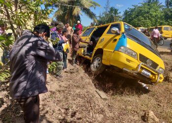 រថយន្ដសាំងយ៉ុងដឹកអ្នកដំណើរបែកកង់រ៉េចង្កូតធ្លាក់ផ្លូវ តែគ្មានរបួស