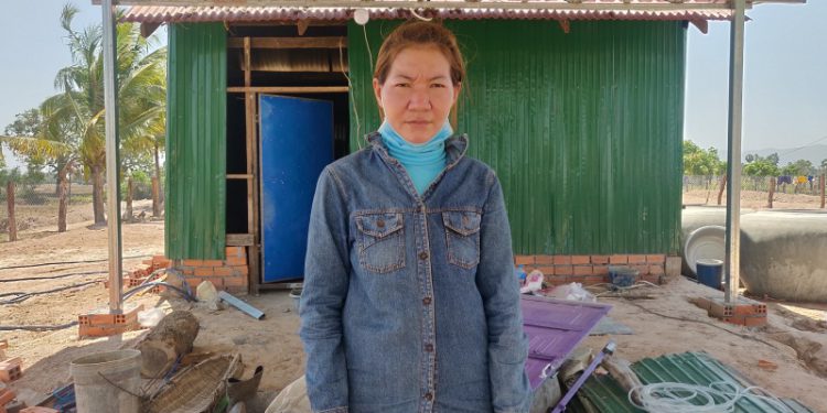 បទយកការណ៍ខ្លី៖ ប្ដីប្រពន្ធមួយគូនៅតែចងចាំសោកនាដកម្មបាក់អគារស្លាប់កម្មករនៅកែប