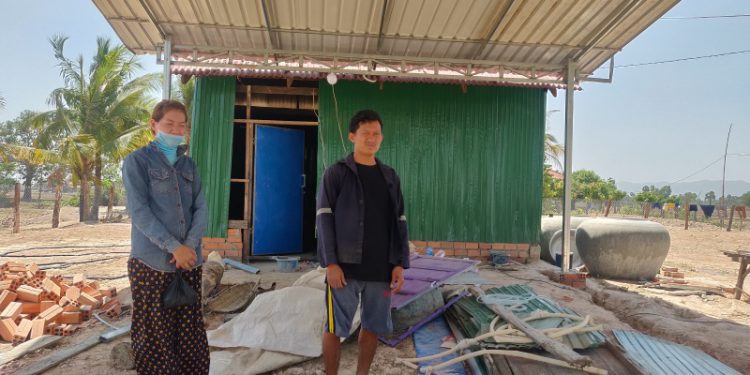 បទយកការណ៍ខ្លី៖ ប្ដីប្រពន្ធមួយគូនៅតែចងចាំសោកនាដកម្មបាក់អគារស្លាប់កម្មករនៅកែប