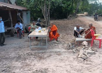 ពលរដ្ឋ និងព្រះសង្ឃរៃអង្គាសប្រាក់ជួសជុលផ្លូវភូមិមួយខ្សែដោយសារឃុំមិនមានថវិកា