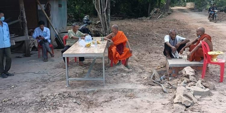 ពលរដ្ឋ និងព្រះសង្ឃរៃអង្គាសប្រាក់ជួសជុលផ្លូវភូមិមួយខ្សែដោយសារឃុំមិនមានថវិកា