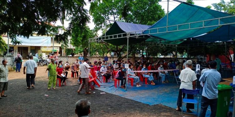 ពលរដ្ឋនៅសហគមន៍នាំគ្នាទៅចាក់វ៉ាក់សាំង ទោះដឹងថាមិនអាចកាត់បន្ថយការឆ្លងជំងឺកូវីដ-១៩ទាំងស្រុង