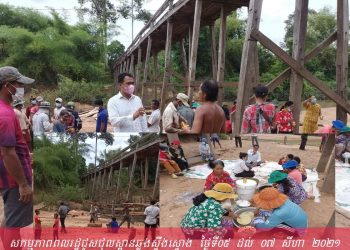 ពលរដ្ឋកៀងគរសប្បុរសជនជួសជុលស្ពានចាស់ទ្រុឌទ្រោម ខណៈអាជ្ញាធរឃុំថាមិនមានថវិកាបម្រុងទុក