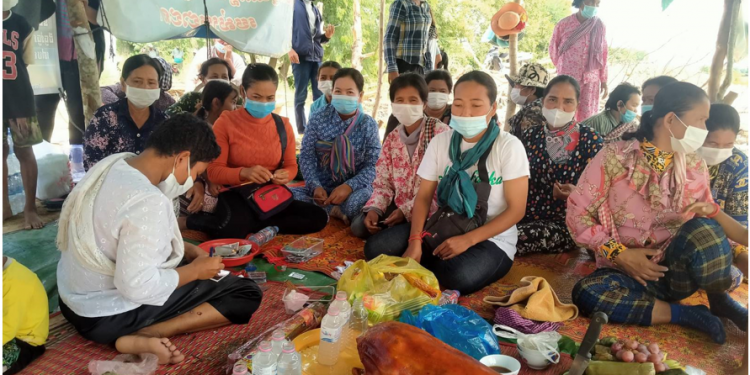 ពលរដ្ឋមានជម្លោះដីធ្លីនៅខេត្តកណ្ដាលធ្វើពិធីសាសនាបួងសួងឱ្យមានដំណោះស្រាយ