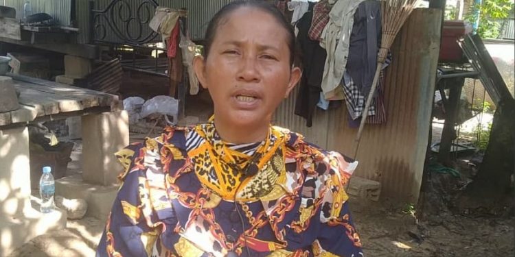 អ្នកមានជម្លោះដីធ្លីសំដែងការឈឺចាប់ដែលតុលាការខេត្តកណ្ដាលសម្រេចឃុំខ្លួនសាច់ញាតិរបស់ពួកគេ