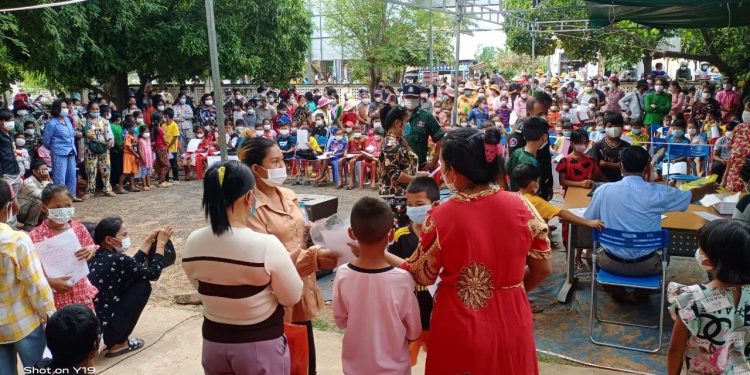 អាណាព្យាបាលស្នើឱ្យអាជ្ញាធរពង្រឹងវិធានការរក្សាគម្លាតក្នុងពេលចាក់វ៉ាក់សាំងដល់កុមារ