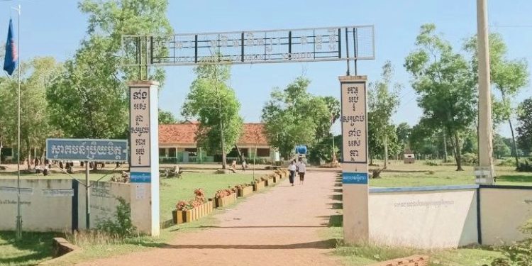 នាយករង​សាលា​បឋម​សិក្សា​វត្ត​ថ្មី​ម្នាក់​រង​ការ​ចោទ​ប្រកាន់​ថា គំរាម​សិស្ស​ដែល​មិន​ទិញ​នំ​របស់​ខ្លួន​លក់