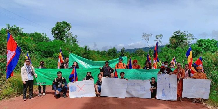 ក្រុមយុវជនប្រមូលភស្តុតាងបទល្មើសព្រៃឈើនៅតំបន់អារ៉ែងដាក់ជូនអភិបាលខេត្ដកោះកុង