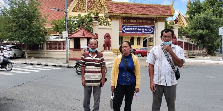 មន្ត្រី​តុលាការ​ខេត្តកំពង់ឆ្នាំង​ឱ្យ​សកម្មជន​សហគមន៍​ឡពាង​ដាក់​ពាក្យ​ស្នើ​សុំ​យក​សម្ភារ​របស់​ខ្លួន​វិញ