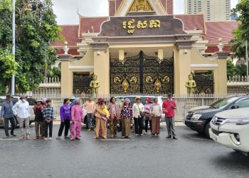 សកម្មជន​ឡពាង​៤៥​គ្រួសារ​ដាក់​ញត្តិ​នៅ​រដ្ឋសភា​និង​សហគមន៍​អឺរ៉ុប​ដើម្បី​សុំ​កិច្ចអន្ដរាគមន៍​