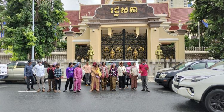 សកម្មជនឡពាង៤៥គ្រួសារដាក់ញត្តិនៅរដ្ឋសភានិងសហគមន៍អឺរ៉ុបដើម្បីសុំកិច្ចអន្ដរាគមន៍