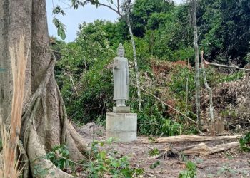 រូបបដិមាដែលធ្លាប់នៅក្រោមម្លប់ឈើនៅព្រៃសហគមន៍ឧត្តមស្រែពស់ ឬ ព្រៃមេត្តាធម្មជាតិ ដែលបច្ចុប្បន្ននៅកណ្តោចកន្លែងកណ្តាលវាលក្រោយកងយោធា ង៧០ កាប់ឆ្ការុករាននាពេលកន្លងមក។ (រូប៖ ពលរដ្ឋអ្នកសារព័ត៌មាន)