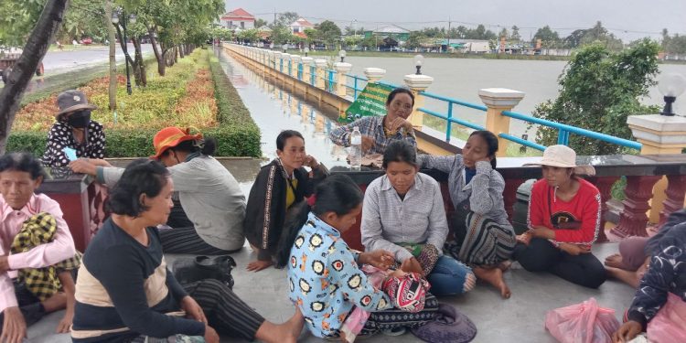 ពលរដ្ឋរងគ្រោះដីធ្លីជាមួយក្រុមហ៊ុនស្ករអំពៅអង្គរស៊ូហ្គ័រជិត២០០នាក់ឡើងតវ៉ានៅខេត្តឧត្តរមានជ័យ