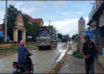 ពលរដ្ឋចំនួន២ឃុំក្នុងស្រុកកណ្ដាលស្ទឹងត្អូញត្អែរពិបាកធ្វើដំណើរដោយសារតែឡានដឹកដីនិងស្នើឲ្យអាជ្ញាធរជុសជុលឡើងវិញ