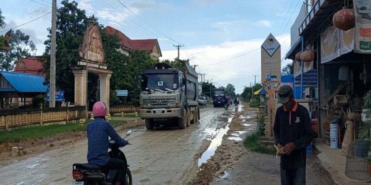 ពលរដ្ឋចំនួន២ឃុំក្នុងស្រុកកណ្ដាលស្ទឹងត្អូញត្អែរពិបាកធ្វើដំណើរដោយសារតែឡានដឹកដីនិងស្នើឲ្យអាជ្ញាធរជុសជុលឡើងវិញ