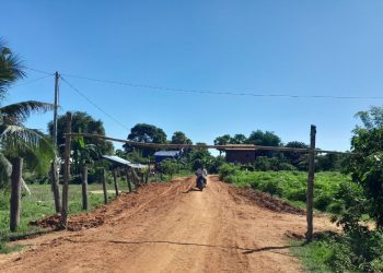 ប្រជាពលរដ្ឋនៅភូមិក្តីខ្វាវនាំគ្នាបិទផ្លូវលំមួយកន្លែងមិនឲ្យឡានខ្សាច់បើកបរ