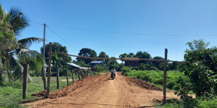 ប្រជាពលរដ្ឋនៅភូមិក្តីខ្វាវនាំគ្នាបិទផ្លូវលំមួយកន្លែងមិនឲ្យឡានខ្សាច់បើកបរ