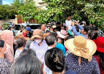 អាជីវករផ្សារអូរឫស្សីជាច្រើននាក់នាំគ្នាដាក់ញត្ដិទៅនាយករដ្ដមន្ដ្រី ដើម្បីសុំកិច្ចអន្តរាគមន៍តម្លៃតូប