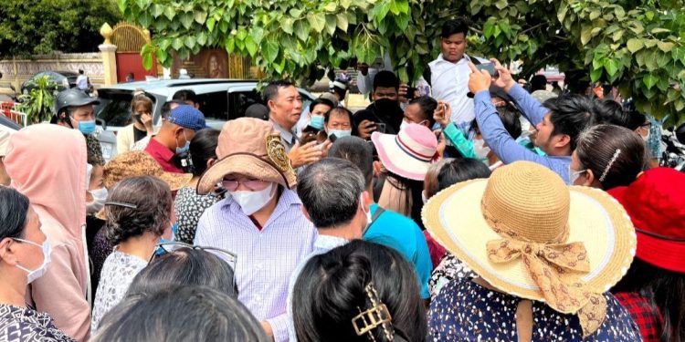 អាជីវករផ្សារអូរឫស្សីជាច្រើននាក់នាំគ្នាដាក់ញត្ដិទៅនាយករដ្ដមន្ដ្រី ដើម្បីសុំកិច្ចអន្តរាគមន៍តម្លៃតូប