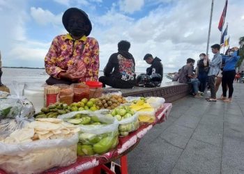 បទយកការណ៍៖ ការប្រកបមុខរបររបស់អាជីករនៅមុខវាំងក្រោយពីជម្ងឺកូវីដធូរស្រាល