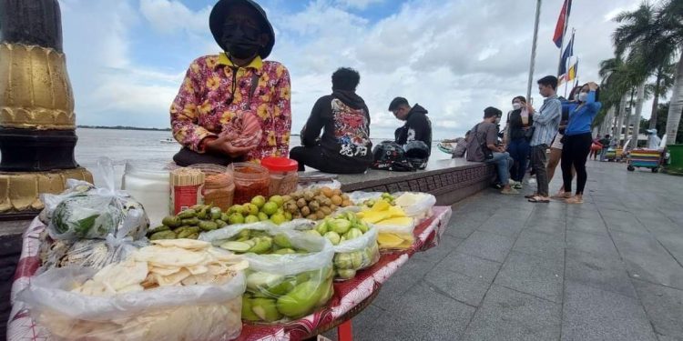 បទយកការណ៍៖ ការប្រកបមុខរបររបស់អាជីករនៅមុខវាំងក្រោយពីជម្ងឺកូវីដធូរស្រាល