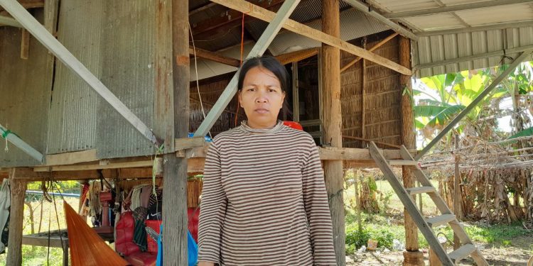 ស្ត្រីក្រីក្រ​ម្នាក់​ថា ជនអនាមឹក​ខល​ឱ្យ​អ្នកស្រី​រកប្រាក់​ពីរពាន់ដុល្លារ​ដើម្បី​លោះ​ប្តី​ចេញ​ពីពន្ធនាគារ