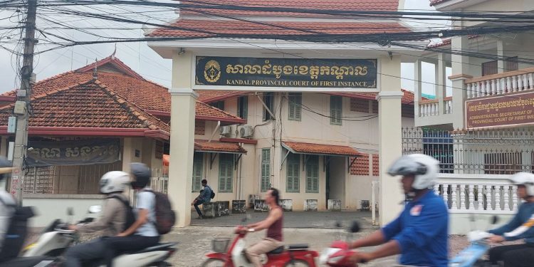 ពលរដ្ឋ​៩​នាក់​រួចផុត​ការ​ចោទ​ប្រកាន់ ក្រោយ​តវ៉ា​រឿង​ដីធ្លី​ជាមួយ​ក្រុមហ៊ុន​ព្រលាន​យន្ដហោះថ្មី