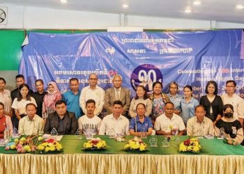 សកម្មជន​ដីធ្លី​ឡពាង​ទទួល​ពាន​រង្វាន់​អ្នកការពារ​សិទ្ធិមនុស្ស​នៅ​ថ្ងៃប្រារព្ធ​ទិវា​សិទ្ធិមនុស្ស ១០ ធ្នូ