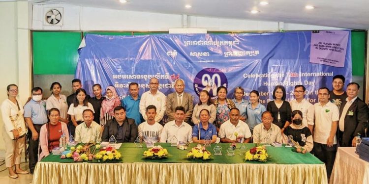 សកម្មជនដីធ្លីឡពាងទទួលពានរង្វាន់អ្នកការពារសិទ្ធិមនុស្សនៅថ្ងៃប្រារព្ធទិវាសិទ្ធិមនុស្ស ១០ ធ្នូ