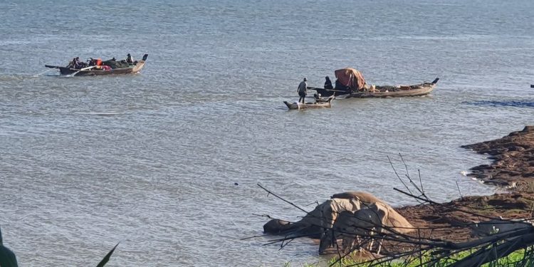 ប្រជាពលរដ្ឋ​នៅស្រុក​កងមាស ស្នើឱ្យ​អាជ្ញាធរ​ជួយ​បង្ក្រាប​ទូកនេសាទ​វៀតណាម