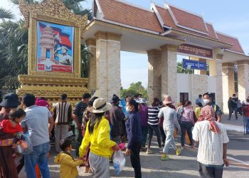 ពលរដ្ឋ​ខេត្តកណ្តាល​ជិត​២០០​នាក់​តវ៉ា​នៅ​មុខ​សាលាខេត្ត​ក្រោយ​​ក្រុមហ៊ុន​ព្រលាន​​យន្ដហោះ​ភ្នំពេញ​​ថ្មី​បង្ខំ​​ឱ្យ​រុះរើ​​ផ្ទះ