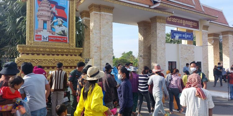 ពលរដ្ឋ​ខេត្តកណ្តាល​ជិត​២០០​នាក់​តវ៉ា​នៅ​មុខ​សាលាខេត្ត​ក្រោយ​​ក្រុមហ៊ុន​ព្រលាន​​យន្ដហោះ​ភ្នំពេញ​​ថ្មី​បង្ខំ​​ឱ្យ​រុះរើ​​ផ្ទះ