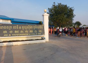 កម្មកររោងចក្រមួយក្នុងស្រុកបាទី ខេត្ដតាកែវ ផ្ទុះការតវ៉ាក្រោយរោងចក្រព្យួរការងារបន្ត