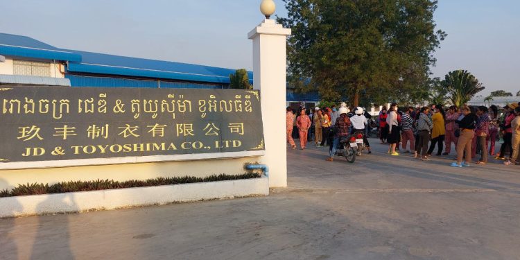 កម្មកររោងចក្រមួយក្នុងស្រុកបាទី ខេត្ដតាកែវ ផ្ទុះការតវ៉ាក្រោយរោងចក្រព្យួរការងារបន្ត