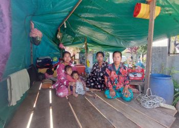 ពលរដ្ឋដែលមានផ្ទះរលំបាក់ចូលក្នុងព្រែកនៅក្រុងតាខ្មៅស្នើសុំជំនួយពីរដ្ឋាភិបាល