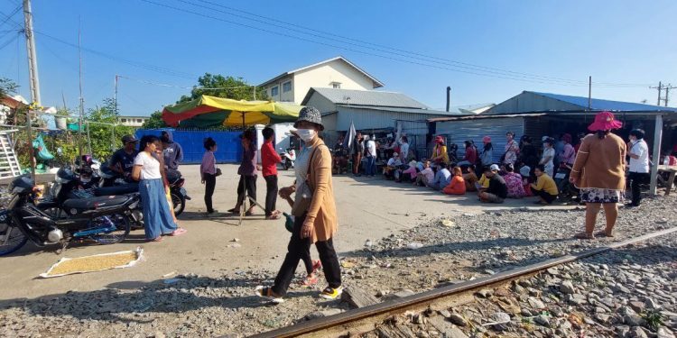 កម្មករ-កម្មការិនីរោងចក្រកាត់ដេរ សិនតៃហ្គាមិន បានប្រមូលផ្ដុំគ្នាតវ៉ា កាលពីព្រឹកថ្ងៃអាទិត្យ ទី៥ ខែកុម្ភៈ ឆ្នាំ២០២៣។ (ផ្តល់ឱ្យ)