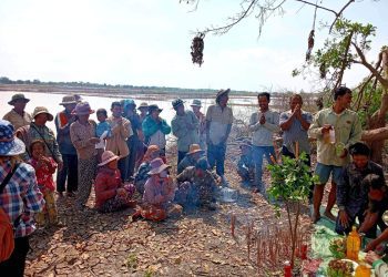 កសិករនៅស្រុកកំពង់លែងស្នើអាជ្ញាធរកាត់ឆ្វៀលដីតំបន់៣នៃបឹងទន្លេសាបឱ្យពួកគាត់ធ្វើស្រែចម្ការវិញ