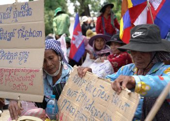 អ្នកភូមិថា ពួកគេ១៥០០នាក់ រកកិច្ចអន្តរាគមន៍ពីអាជ្ញាធរថ្នាក់ជាតិឱ្យជួយដោះស្រាយបញ្ហាដីធ្លី
