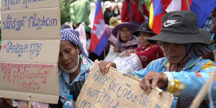 អ្នកភូមិថា ពួកគេ១៥០០នាក់ រកកិច្ចអន្តរាគមន៍ពីអាជ្ញាធរថ្នាក់ជាតិឱ្យជួយដោះស្រាយបញ្ហាដីធ្លី