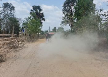 ពលរដ្ឋនៅឃុំមួយក្នុងខេត្តស្វាយរៀង ត្អូញត្អែពីការលំបាកធ្វើដំណើរ និងស្នើអាជ្ញាធរជួសផ្លូវលំមួយខ្សែរឡើងវិញ