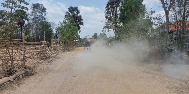 ពលរដ្ឋនៅឃុំមួយក្នុងខេត្តស្វាយរៀង ត្អូញត្អែពីការលំបាកធ្វើដំណើរ និងស្នើអាជ្ញាធរជួសផ្លូវលំមួយខ្សែរឡើងវិញ