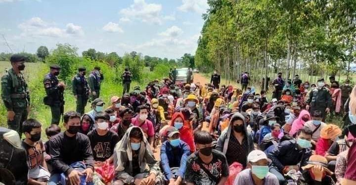 ពលករខ្មែររាប់សិបនាក់ដែលត្រូវបានអាជ្ញាធរថៃចាប់ខ្លួន ក្នុងខែមេសា ឆ្នាំ២០២៣ ដោយសារឆ្លងដែនទៅរកការងារធ្វើនៅប្រទេសថៃដោយខុសច្បាប់ក្រោយចូលឆ្នាំថ្មីប្រពៃណីខ្មែរចប់។ (សង់ត្រាល់)