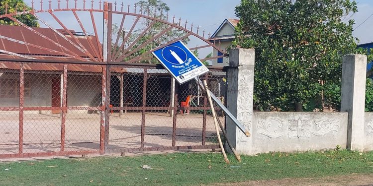 ស្លាកសញ្ញាគណបក្សភ្លើងទៀនភូមិត្រពាំងតាអី ឃុំព្រៃតាអី ស្រុកស្វាយទាប ខេត្ដស្វាយរៀង ត្រូវបានគេដកពីតាំងដើមយកទៅ បញ្ឈរនៅរបងផ្ទះសមាជិកគណបក្សភ្លើងទៀន កាលពីថ្ងៃចន្ទ ទី២២ ខែឩសភា ឆ្នាំ២០២៣។ (លោក ឈុន វត្ថា)