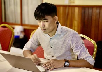 ប្រធានសមាគមសម្ព័ន្ធសហគមន៍កសិករកម្ពុជាលោក ថេង សាវឿន កំពុងអង្គុយធ្វើការនៅក្នុងបន្ទប់មួយ។ (ហ្វេសប៊ុក ថេង សាវឿន)