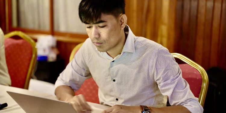 ប្រធានសមាគមសម្ព័ន្ធសហគមន៍កសិករកម្ពុជាលោក ថេង សាវឿន កំពុងអង្គុយធ្វើការនៅក្នុងបន្ទប់មួយ។ (ហ្វេសប៊ុក ថេង សាវឿន)