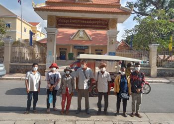 ប្រជាសហគមន៍ឡពាងនៅមុខសាលាដំបូងខេត្ដកំពង់ឆ្នាំង កាលពីថ្ងៃទី១៨ ខែមករា ឆ្នាំ២០២៣។ (រូបផ្ដល់ឱ្យ ដោយ ស្ងួន ញឿន)