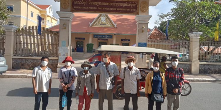 ប្រជាសហគមន៍ឡពាងនៅមុខសាលាដំបូងខេត្ដកំពង់ឆ្នាំង កាលពីថ្ងៃទី១៨ ខែមករា ឆ្នាំ២០២៣។ (រូបផ្ដល់ឱ្យ ដោយ ស្ងួន ញឿន)