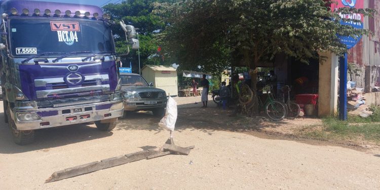 រថយន្តដឹកដី និងដឹកថ្ម ខ្សាច់នៅជាប់មុខប៉ារ៉ាស់ ក្រោយពលរដ្ឋជាច្រើនគ្រួសារនៅ ឃុំបឹងខ្យាង ស្រុកកណ្ដាលស្ទឹង ខេត្តកណ្តាល បានផ្ទុះការតវ៉ា និងដាក់ប៉ារ៉ាស់បិទផ្លូវនៅថ្ងៃអង្គារ ទី២៤ ខែឧសភា ឆ្នាំ២០២៣នេះ ដើម្បីកុំឱ្យរថយន្តរបស់ក្រុមហ៊ុនអភិវឌ្ឍន៍ព្រលានយន្តហោះបើកឆ្លងកាត់ ក្រោយពីបើកបរធ្វើឱ្យដីហុយប៉ះពាល់ដល់ការរស់នៅរបស់ពួកគាត់។ (លោក ឃាង សុខមាន)