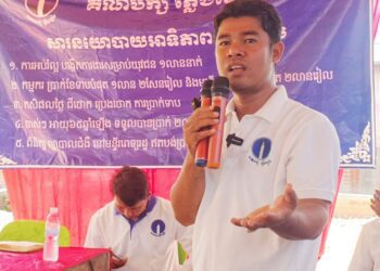 ប្រធានក្រុមការងារគណបក្សភ្លើងទៀនខេត្តបន្ទាយមានជ័យ លោក ស៊ិន វត្ថា ថ្លែងអំពីសារនយោបាយរបស់គណបក្សភ្លើងទៀន នៅភូមិសារង្គ ឃុំសារង្គ ស្រុកស្វាយចេក នៅថ្ងៃទី១២ ខែឧសភា ឆ្នាំ ២០២៣។ (ផ្ដល់ឱ្យ)